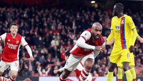 Alexandre Lacazette ghi bàn giúp Arsenal cầm hòa phút cuối.