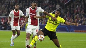 Sebastien Haller (trái) tiếp tục ghi bàn giúp Ajax giành kết quả hoàn hảo.