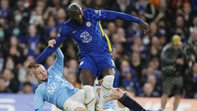 Romelu Lukaku và tình huống khiến anh dính chấn thương.
