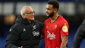 HLV Claudio Ranieri chia vui với người hùng Josh King. Ảnh: Getty Images