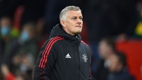 HLV Ole Gunnar Solskjaer bất lực chứng kiến đội hình bị lấn át. Ảnh: Getty Images