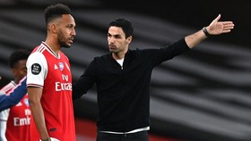 HLV Mikel Arteta ca ngợi sự phát triển của đội trưởng Pierre-Emerick Aubameyang.