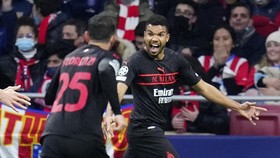 Junior Messias ghi bàn thắng muộn giúp Milan nuôi hy vọng.