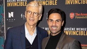 HLV Mikel Arteta hy vọng có thể thuyết phục được thầy cũ Arsene Wenger trở lại.