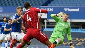 Pha bóng ở trận derby Merseyside từng loại trung vệ Virgil van Dijk hết mùa giải vừa qua.