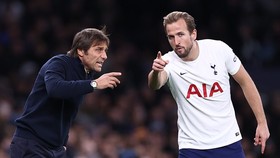 HLV Antonio Conte liên tục đưa ra những truyền đạt cho các cầu thủ.