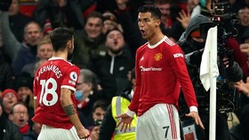 Cristiano Ronaldo phấn khích khi chạm cột mốc 800 bàn. Ảnh: Getty Images