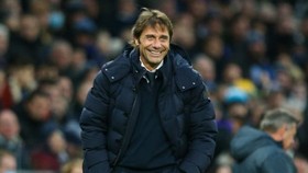 Phản ứng của HLV Antonio Conte khi nghe người hâm mộ hát vang tên mình. Ảnh: Getty Images