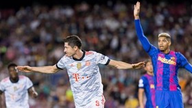 Tìm cách ghi bàn đã khó, Barca còn đối mặt thách thức lớn hơn là ngăn Robert Lewandowski ghi bàn.