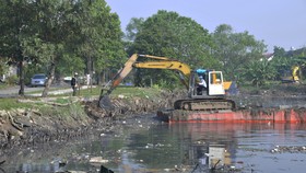 Nạo vét nhánh rạch Bà Lớn, huyện Bình Chánh để khơi thông dòng chảy Ảnh: THÀNH TRÍ