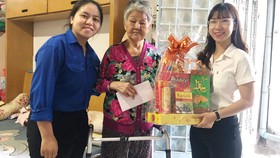 Đảng viên trẻ Đặng Thị Phương Nhung (trái) tham gia các hoạt động vì cộng đồng. Ảnh: T.H