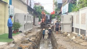 Thi công bừa bộn, làm ảnh hưởng người dân