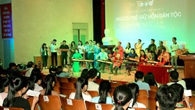 Đưa âm nhạc dân tộc giới thiệu đến sinh viên học sinh là một giải pháp để giữ được văn hóa truyền thống dân tộc. Ảnh: THÚY BÌNH