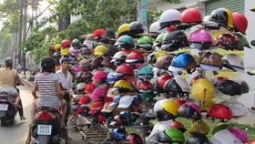 Nhan nhản nón bảo hiểm kém chất lượng