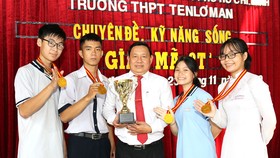 Thầy Nguyễn Văn Thành, Hiệu trưởng Trường THPT Ernst Thälmann (quận 1) và các học trò. Ảnh: HOÀNG HÙNG