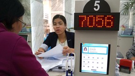 Giấy tờ được số hóa khi làm thủ tục tại UBND quận 1. Ảnh: HOÀNG HÙNG
