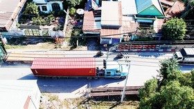 Xe Container lưu thông trên đường Nguyễn Duy Trinh, quận 9. Ảnh: CAO THĂNG