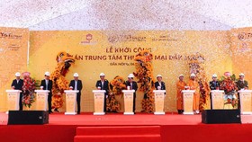 Các đại biểu bấm nút khởi công dự án