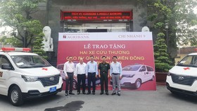 Bàn giao xe cứu thương cho Bệnh viện Quân Dân y miền Đông và Bệnh viện Quận 9