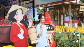 Bạn trẻ check-in tại tiểu cảnh tương ớt CHIN-SU Cay Gấp Đôi