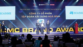 Ông Lê Viết Hải - Chủ tịch HĐQT Công ty CP Tập đoàn Xây dựng Hòa Bình (đứng giữa) nhận giải thưởng