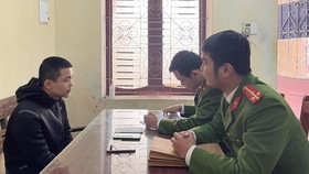 Công an huyện Yên Định lấy lời khai của nghi phạm Khúc Thanh Bình. Ảnh Công an Thanh Hóa cung cấp