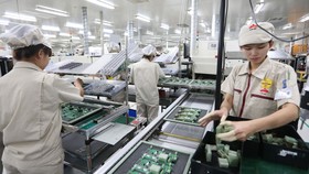 Việt Nam mở cửa nền kinh tế đã thu hút nhiều doanh nghiệp nước ngoài vào đầu tư, phát triển (Trong ảnh: Sản xuất thiết bị điện tử tại Công ty UMC Việt Nam, Hải Dương). Ảnh: QUANG PHÚC