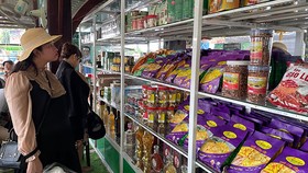 Giới thiệu nhân điều và nông sản chế biến đến khách hàng