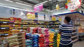 Hàng tết đầy ắp trên các kệ siêu thị
