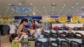 Khách hàng mua hàng gia dụng giảm giá tại Co.opmart