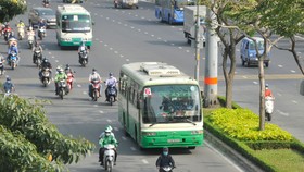 Xe buýt đi trên đường Điện Biên Phủ, đoạn giữa vòng xoay Hàng Xanh và cầu Sài Gòn ngày 22-2-2021. Ảnh: CAO THĂNG
