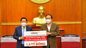 Ông Trần Thanh Mẫn - Ủy viên Bộ Chính trị, Chủ tịch Ủy ban TƯ MTTQ Việt Nam và ông Phạm Quốc Thanh - Tổng Giám đốc HDBank tại buổi lễ trao tặng 1,5 tỷ đồng hỗ trợ tỉnh Hải Dương chống dịch Covid-19