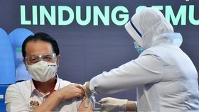 Tổng giám đốc Cơ quan Y tế Malaysia, Tiến sĩ Noor Hisham Abdullah được tiêm chủng vaccine ngừa COVID-19 tại Putrajaya, ngày 24-2-2021. Nguồn: TTXVN