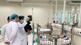 Bác sĩ Bệnh viện Nhi Trung ương trong lần hội chẩn cho bé N.P.H. Ảnh: TTXVN