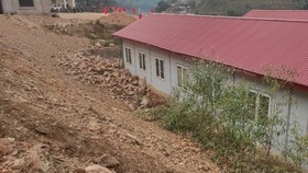 Sơ tán khẩn cấp gần 200 học sinh, thầy cô vì sạt lở đất