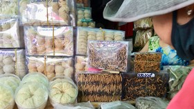 Yến sào được bày bán tràn lan trong chợ Bình Tây, quận 6