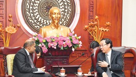 Bí thư Thành ủy TPHCM Nguyễn Văn Nên tiếp Đại sứ Singapore Jaya Ratnam. Ảnh: VIỆT DŨNG