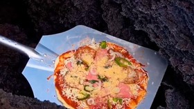 Bánh pizza nướng bằng dung nham núi lửa