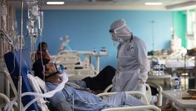 Điều trị cho bệnh nhân Covid-19 tại khoa chăm sóc tích cực của bệnh viện Sharda ở Greater Noida, Ấn Độ. Nguồn: TTXVN