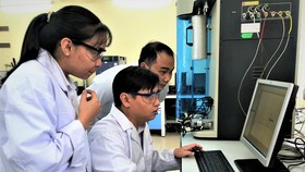 Các nhà khoa học đang làm việc tại Trung tâm Nghiên cứu vật liệu cấu trúc nano và phân tử (ĐH Quốc gia TPHCM)