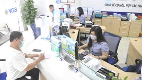 Giao dịch tại Ngân hàng BIDV. Ảnh: CAO THĂNG