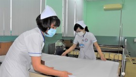 Sắp xếp lại giường bệnh tại Bệnh viện Phạm Ngọc Thạch để tiếp nhận và điều trị bệnh nhân mắc Covid-19