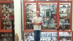Ông Trịnh Quang Dũng bên bộ sưu tập ấm trà