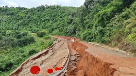 Xây bờ kè khắc phục sự cố sạt lở trên tuyến đường liên xã Nam Ka - Ea R’Bin, huyện Kắk, tỉnh Đắk Lắk
