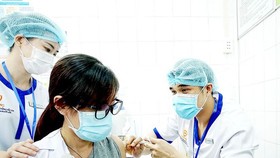 Bệnh viện Bệnh nhiệt đới TPHCM tổ chức tiêm vaccine Covid-19. Ảnh: HOÀNG HÙNG