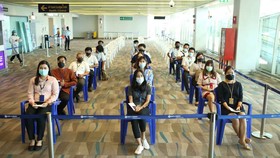 Người dân Phuket chờ tiêm vaccine để chuẩn bị cho kế hoạch mở cửa du lịch vào ngày 1-7