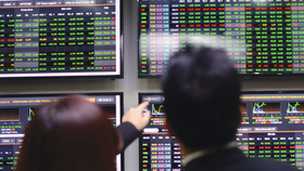 VN-Index lập đỉnh mới, vàng giảm giá
