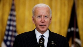 Chính quyền Tổng thống Joe Biden đã cam kết chia sẻ 80 triệu liều vắc xin với thế giới trước tháng 6. Ảnh: REUTERS