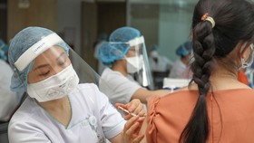 Tiêm vaccine Covid-19 cho nhân viên Khu Công nghệ cao TPHCM. Ảnh: HOÀNG HÙNG