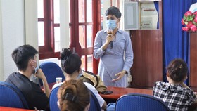 Sinh viên ngành Kinh tế Trường ĐH Mở dự báo cáo chuyên đề về PR làm việc cho doanh nghiệp. Ảnh: HOÀNG HÙNG